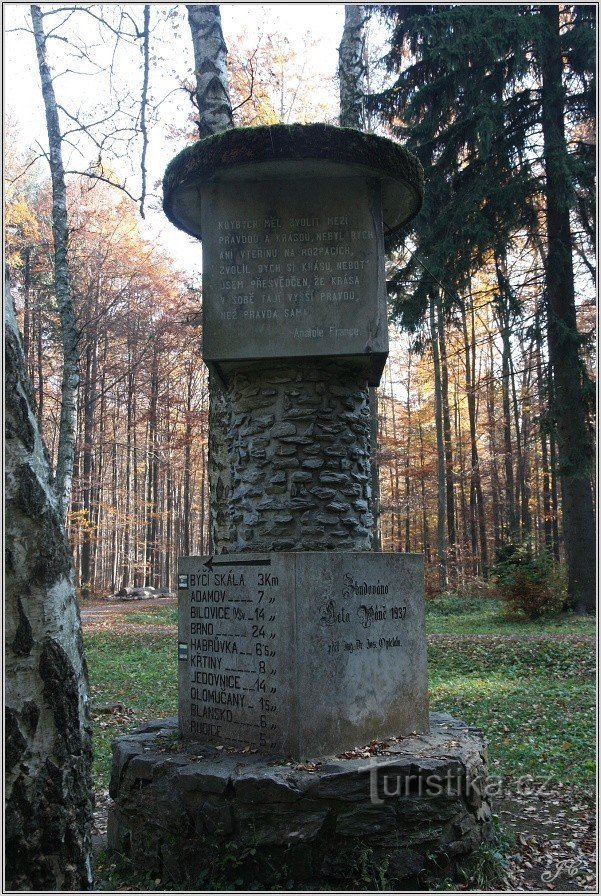 Monumento de la ruta de los castillos