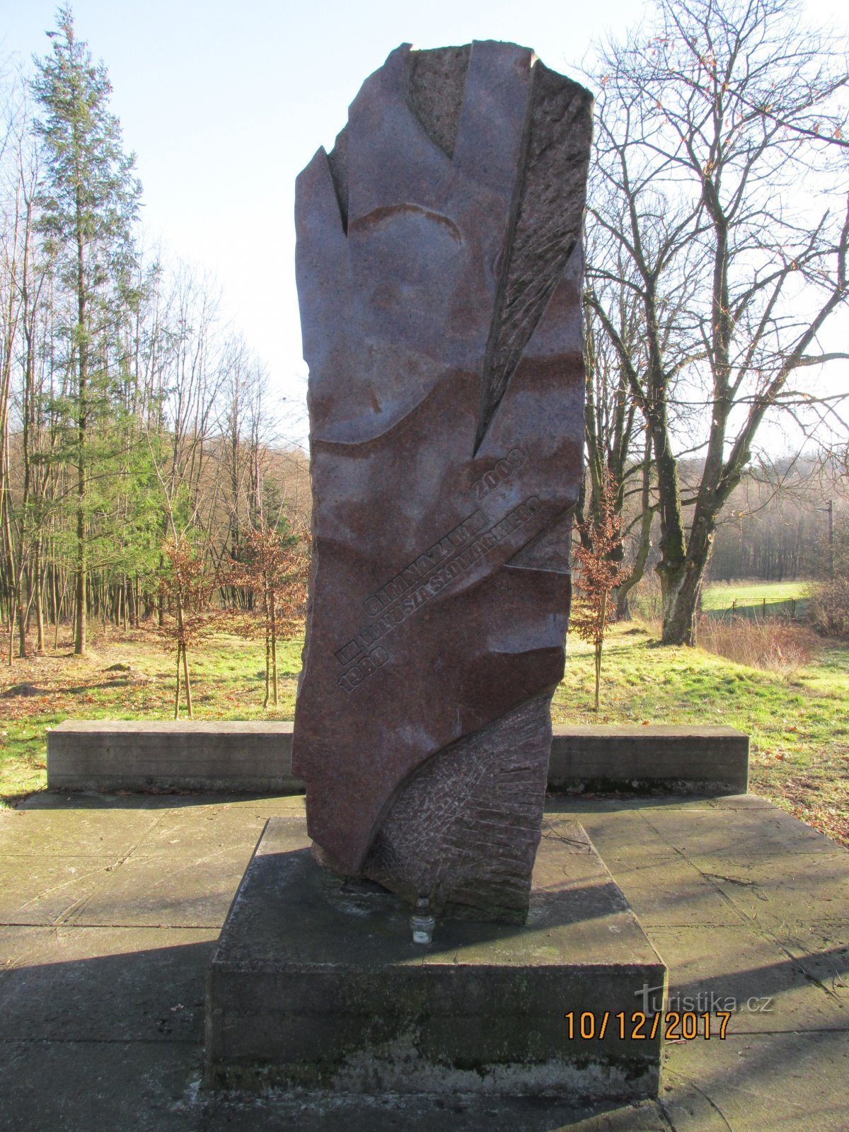 Denkmal auf dem Gelände des ersten polnischen Gymnasiums in Těšín