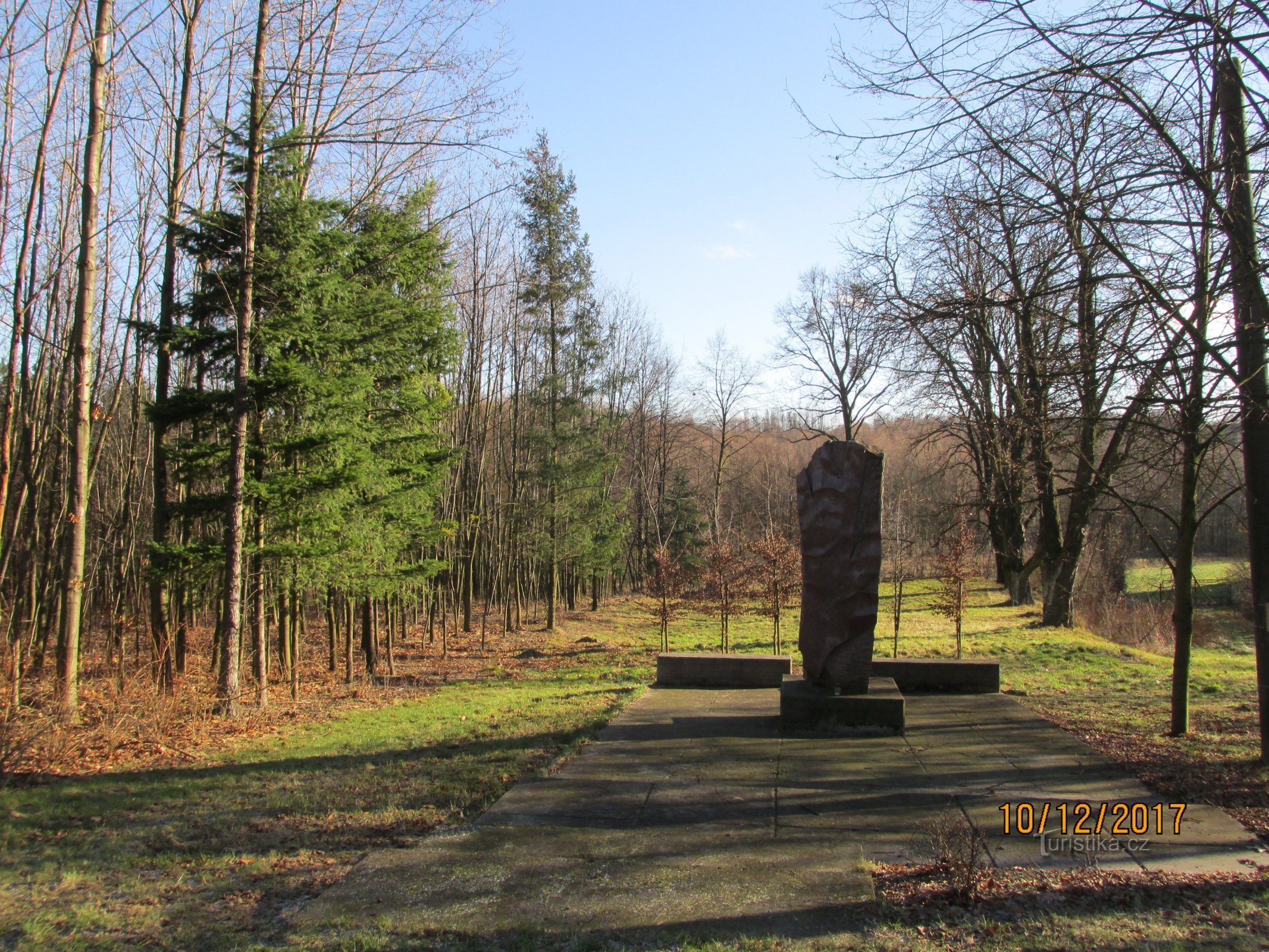 Denkmal auf dem Gelände des ersten polnischen Gymnasiums in Těšín