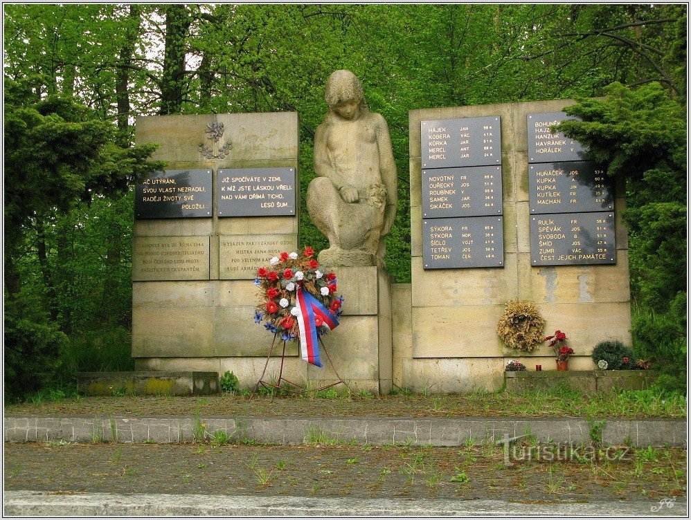 Monument ovanför byn Licoměřice