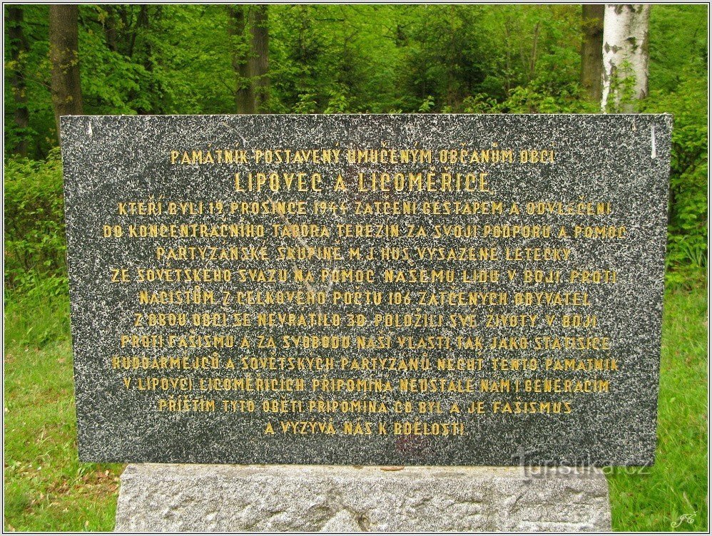 Đài tưởng niệm phía trên làng Licoměřice