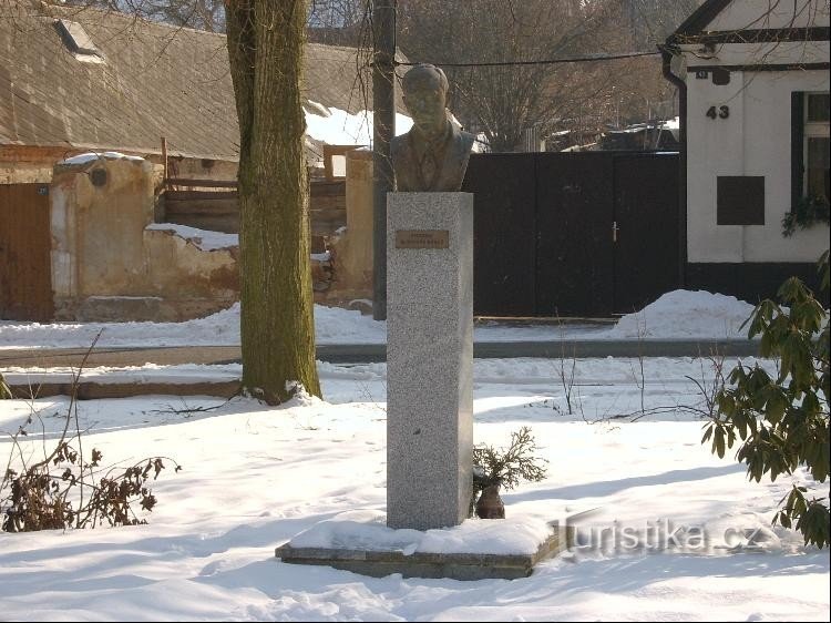 Памятник рождению известного уроженца: Эдуард Бенеш родился в Кожлане в 1884 году.