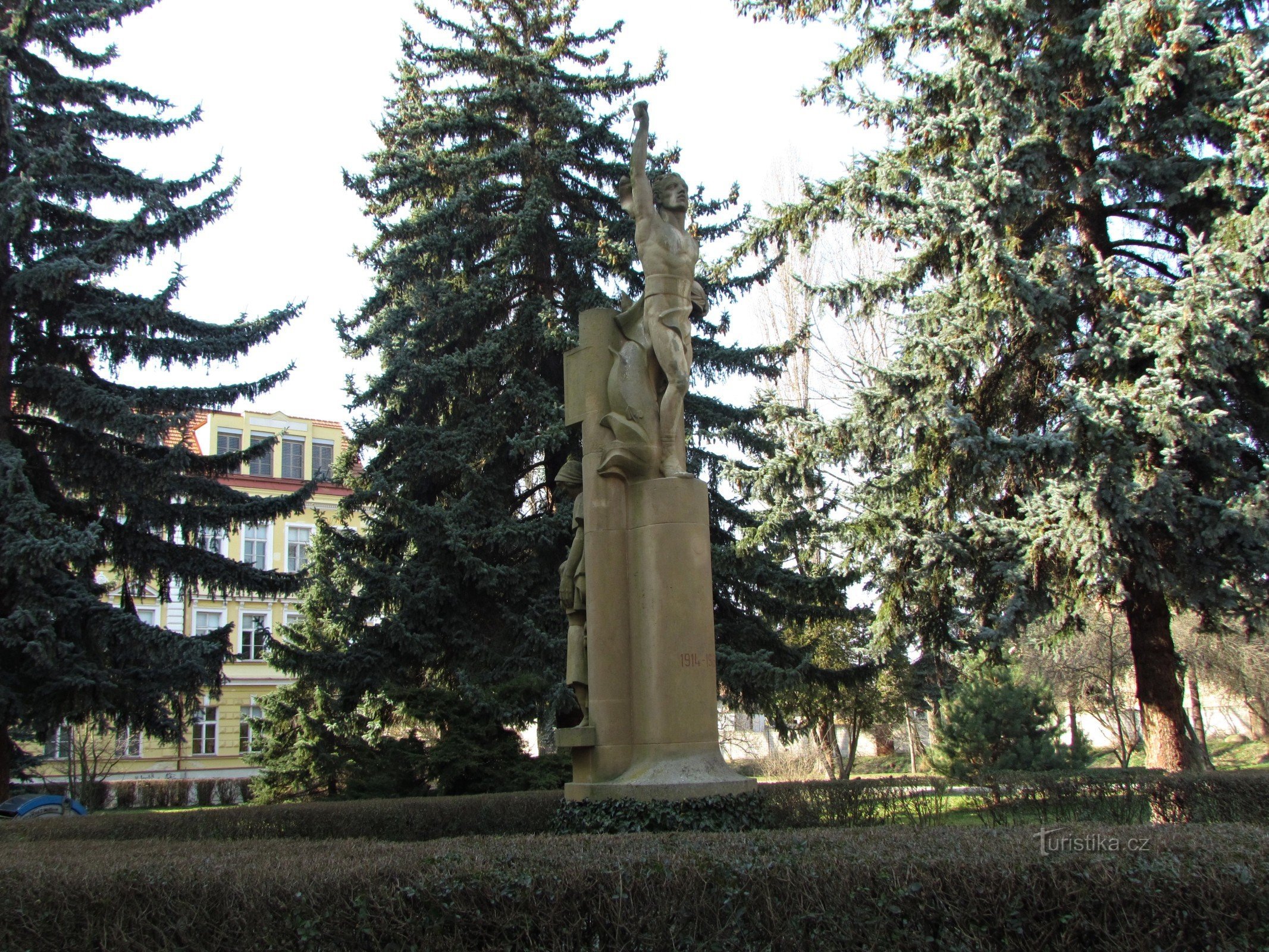 Monumento a las víctimas en la Plaza de los Héroes