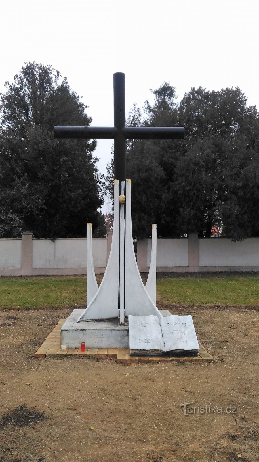 Mémorial aux victimes des transports de la mort à Březno près de Chomutov.