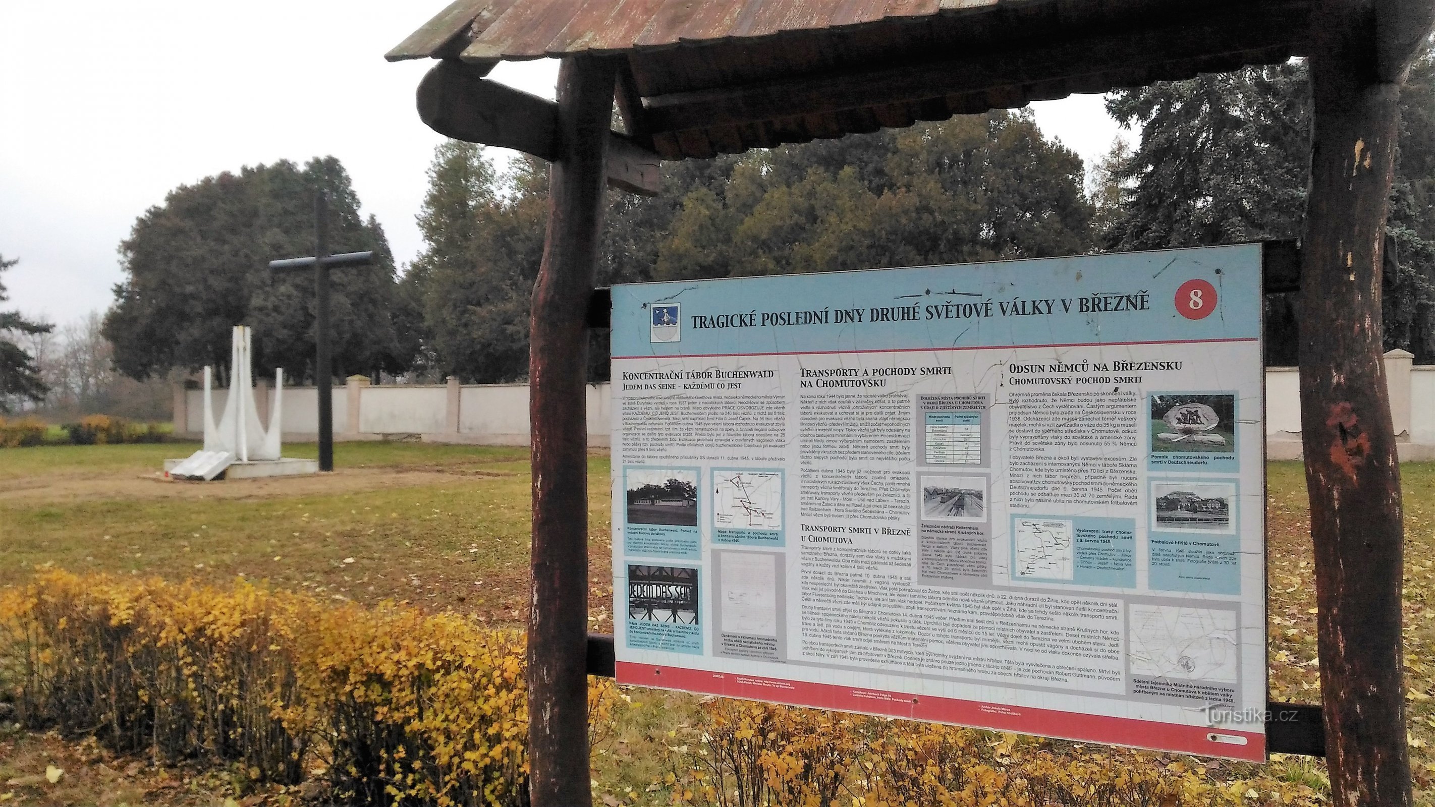 Minnesmärke över offren för dödstransporter i Březno nära Chomutov.