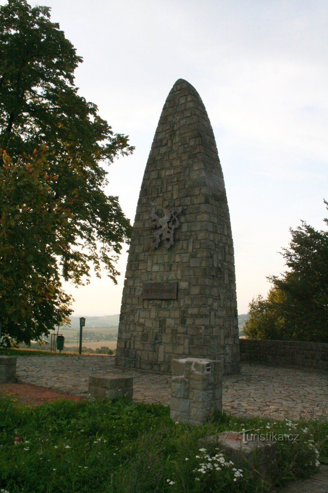 Mémorial aux victimes des guerres à Helštín