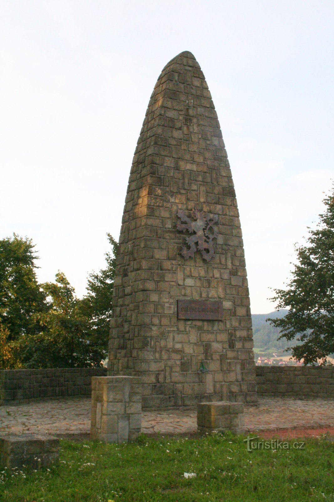 Emlékmű a háborúk áldozatainak Helštínben
