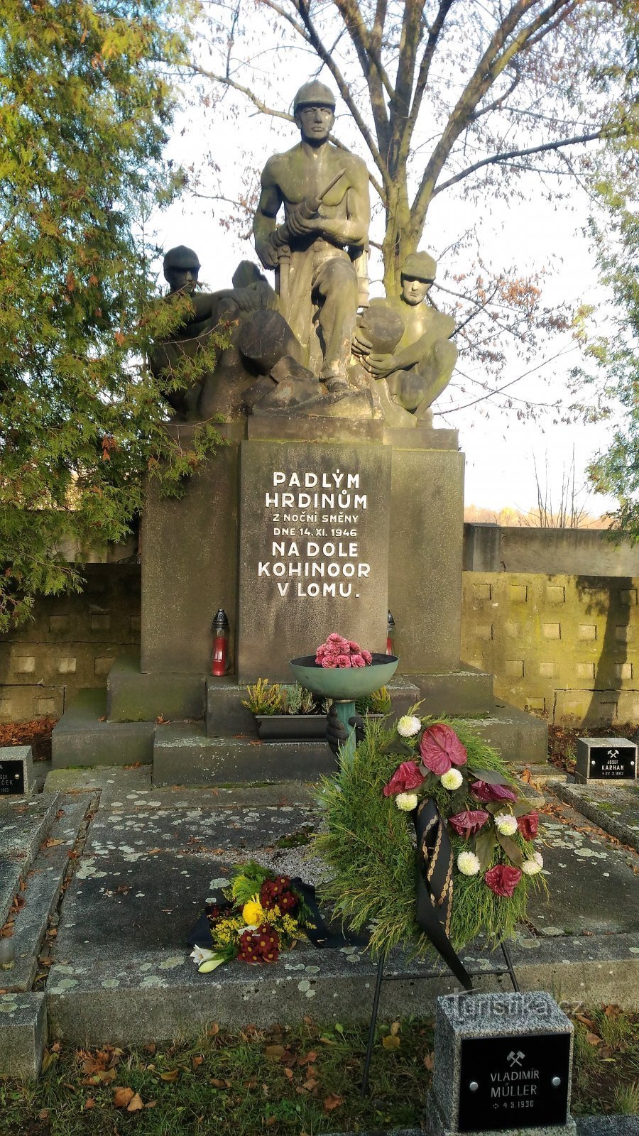 Denkmal für die Opfer der Explosion und des Brandes in der Kohinoor-Mine in Lomu.