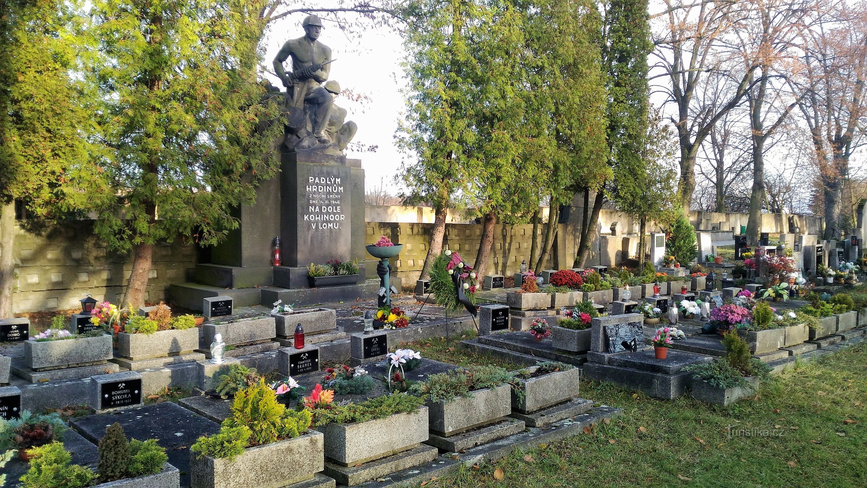 Mémorial aux victimes de l'explosion et de l'incendie de la mine Kohinoor à Lomu.