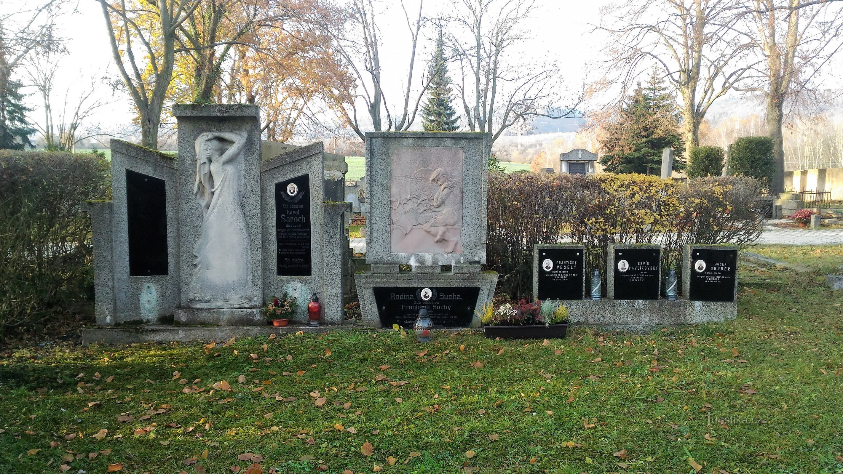 Memorial to the victims of the explosion and fire at the Kohinoor mine in Lomu.