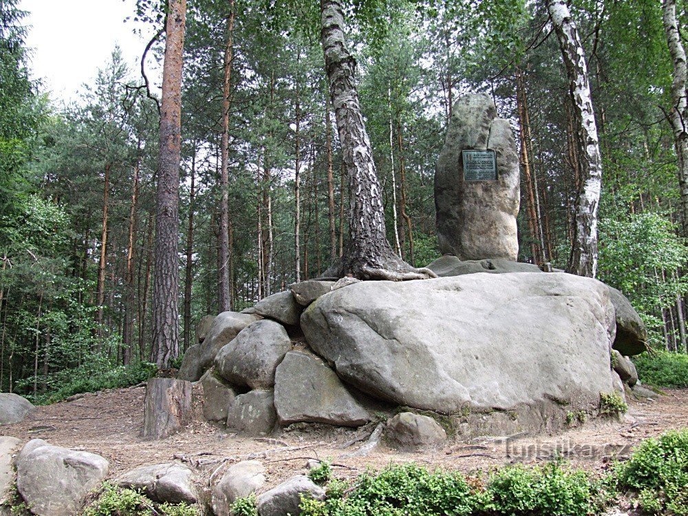 Verzetsmonument in de rotsen van Besedické