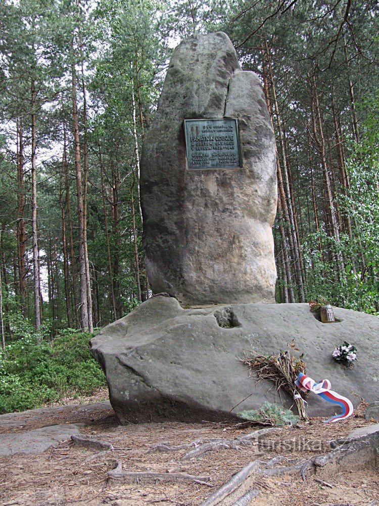 Verzetsmonument in de rotsen van Besedické