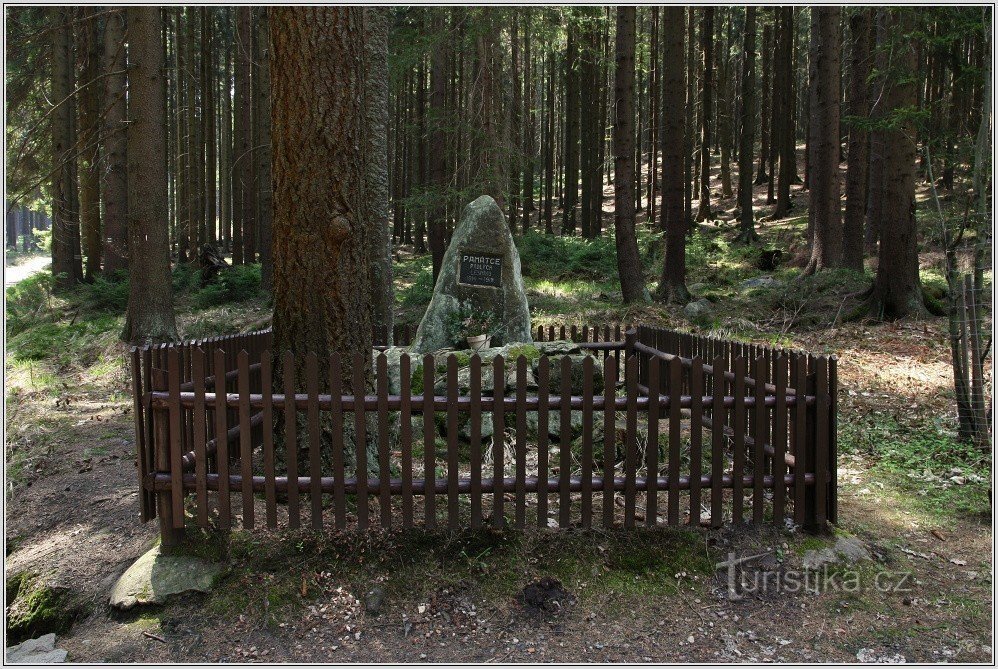 Monument till stupade skogsbrukare ovanför Milovy