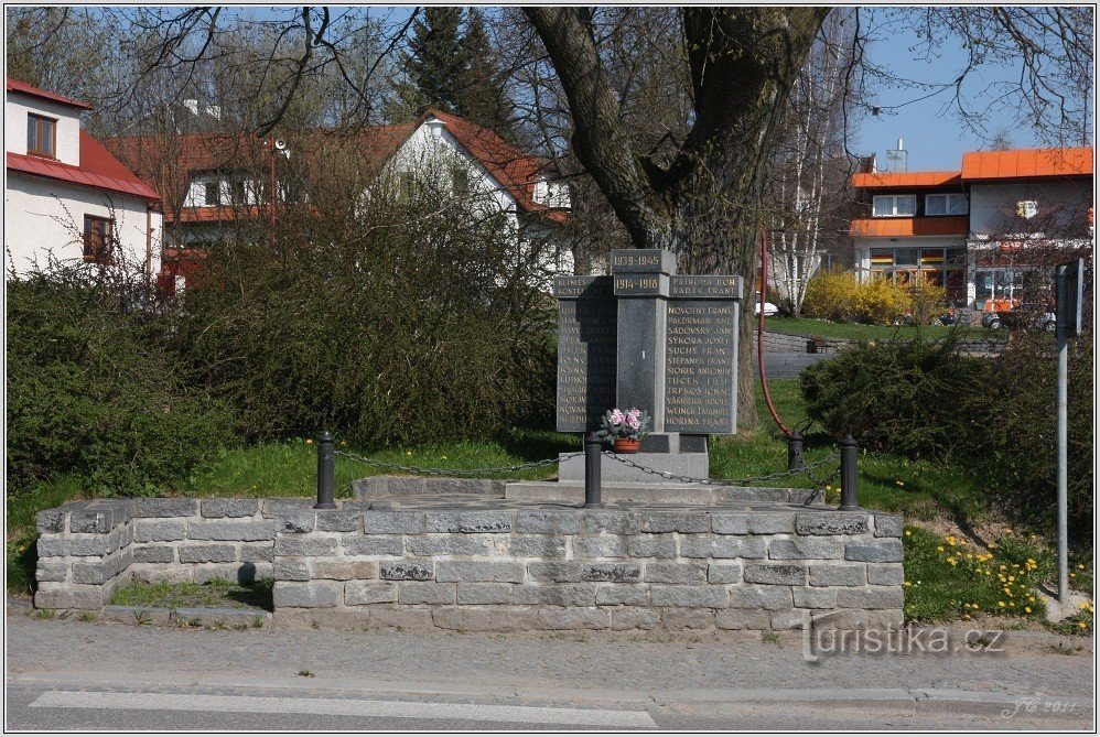 Monument to the fallen in Svratka