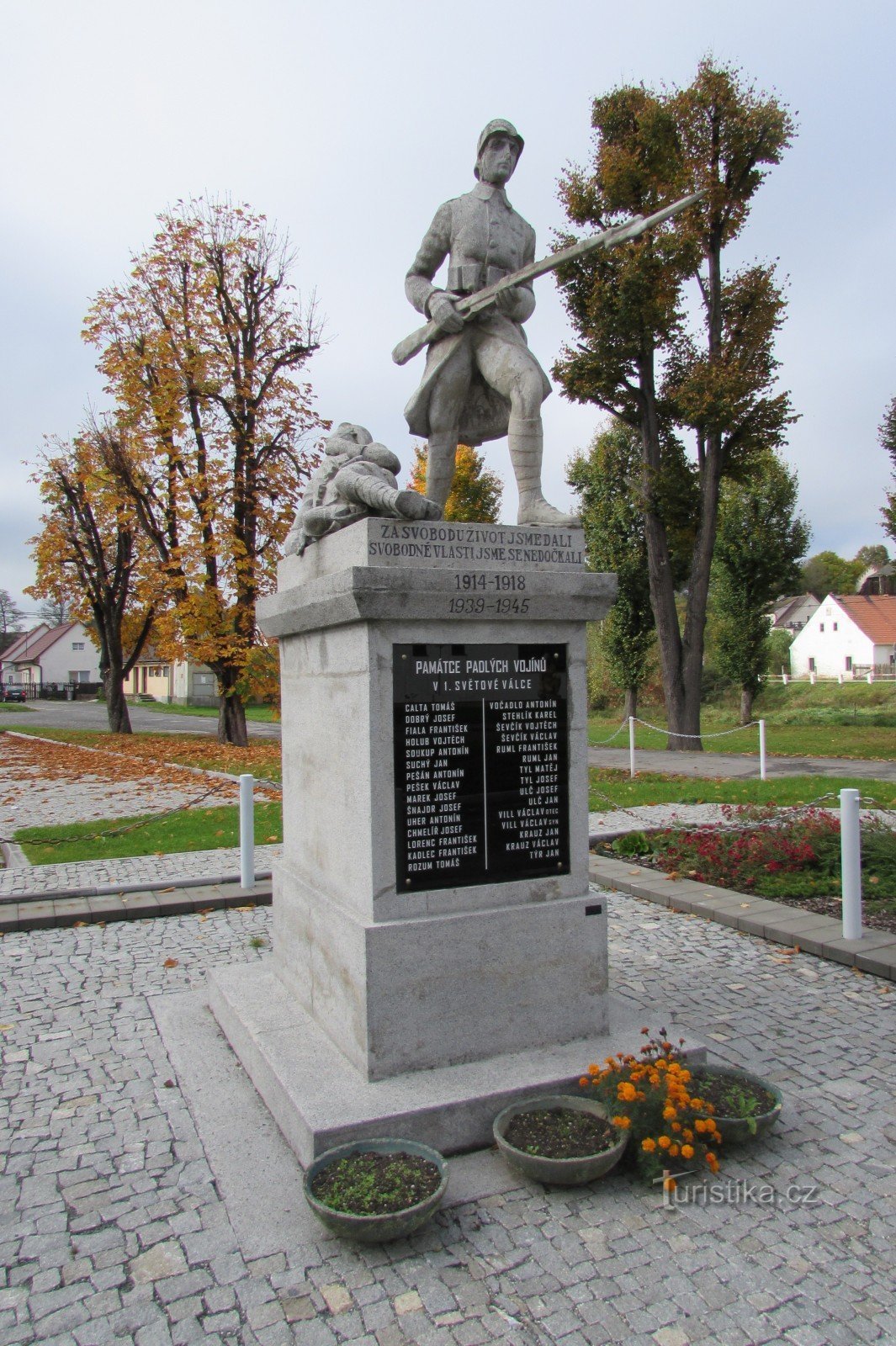 Đài tưởng niệm các anh hùng liệt sĩ