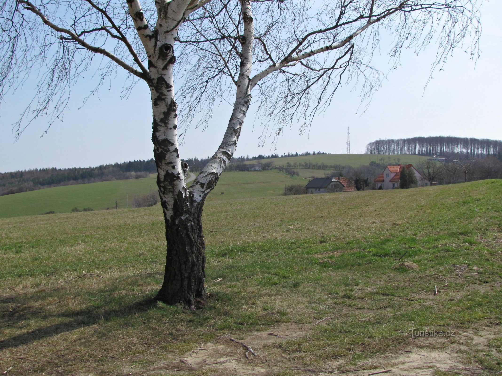 Kaatuneiden muistomerkki Březnican yllä