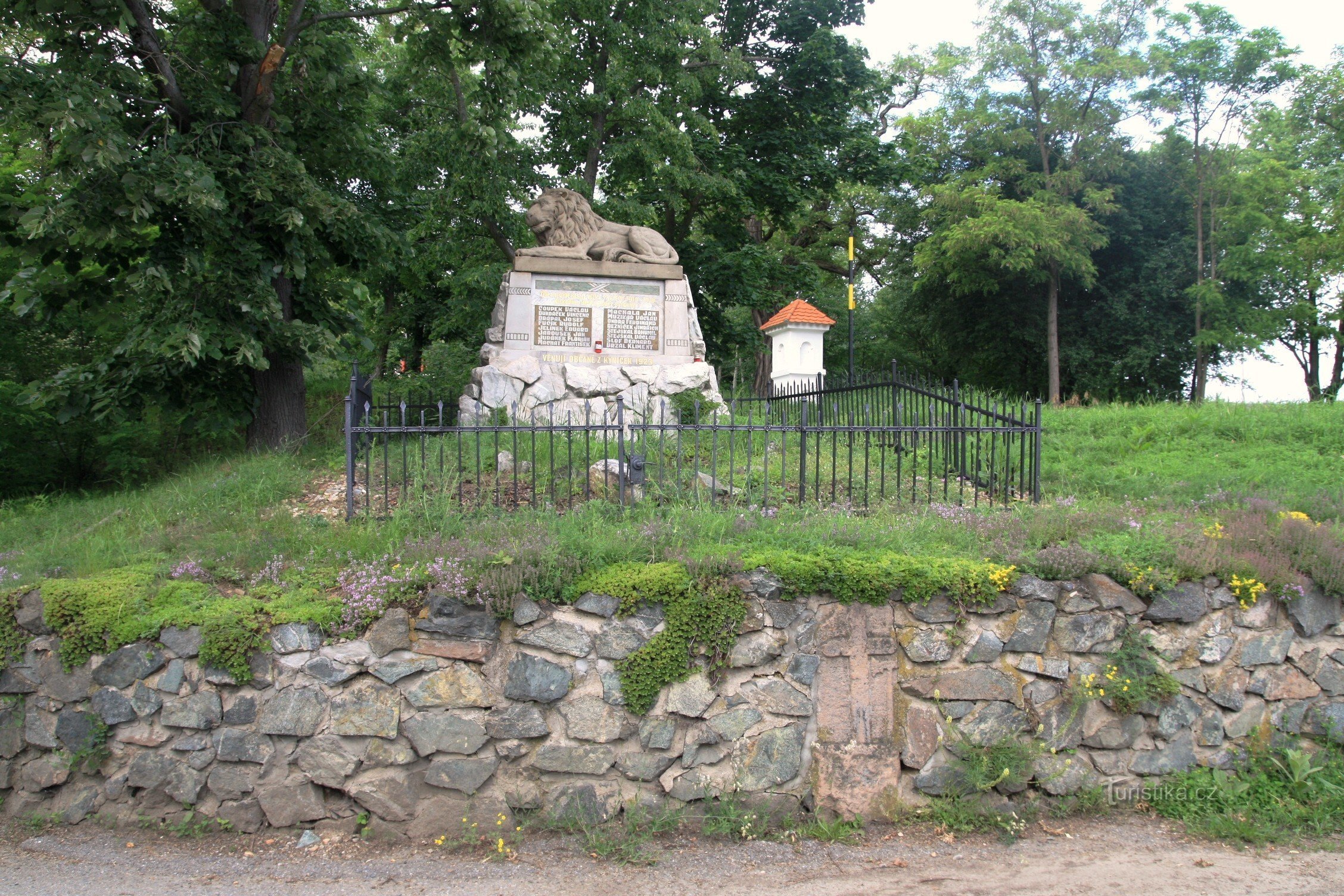 Spomenik palim U lv