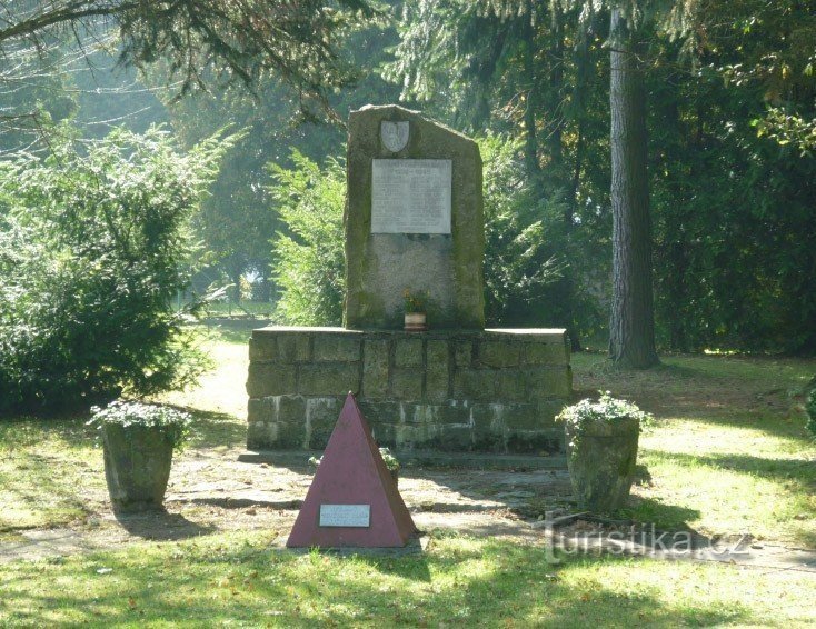 Memorial to those who died in World War II in Sobínov