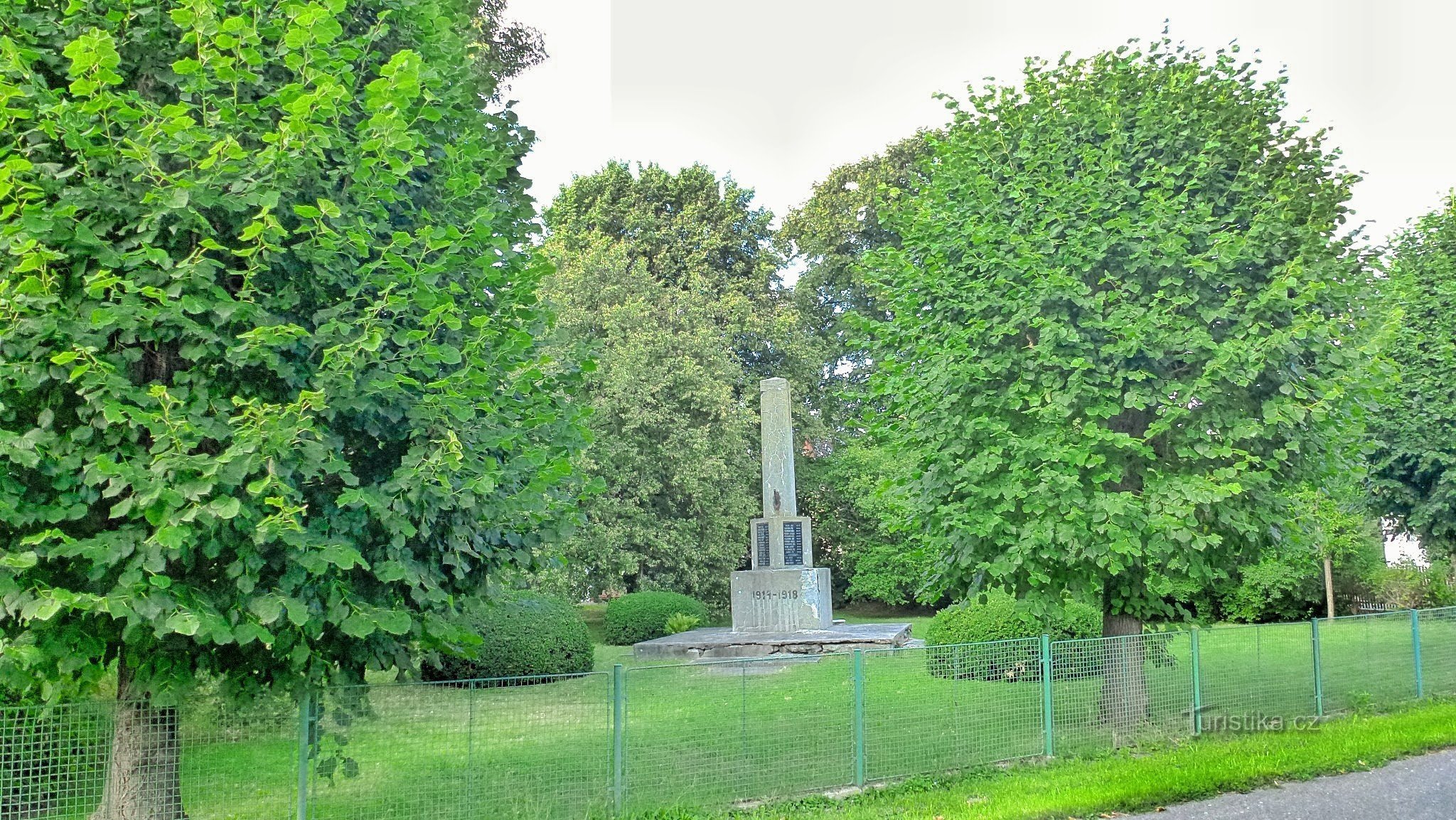 Minnesmärke över de som dog i första världskriget. Det ligger i parken på Choltice-kyrkogården.