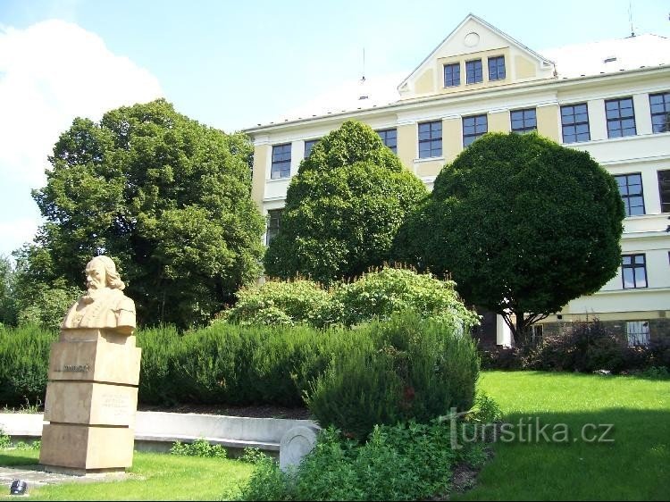 Monument: JA Comenius monument foran den lokale skole.