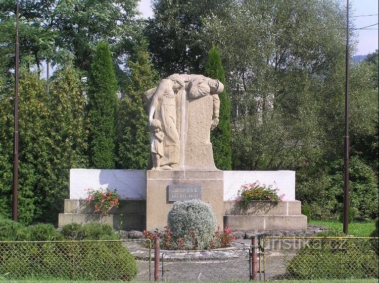 Muistomerkki: 1. ja 2. maailmansodan uhrien muistomerkki kylässä