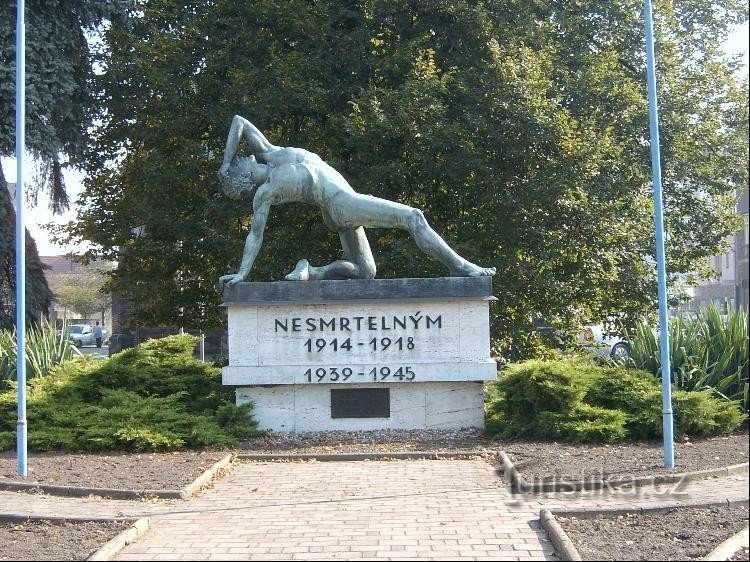 Đài tưởng niệm: đài tưởng niệm các nạn nhân của chiến tranh - Phố Mostní