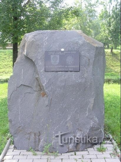Monument : Pierre commémorative des villages de Šenov et Kunín