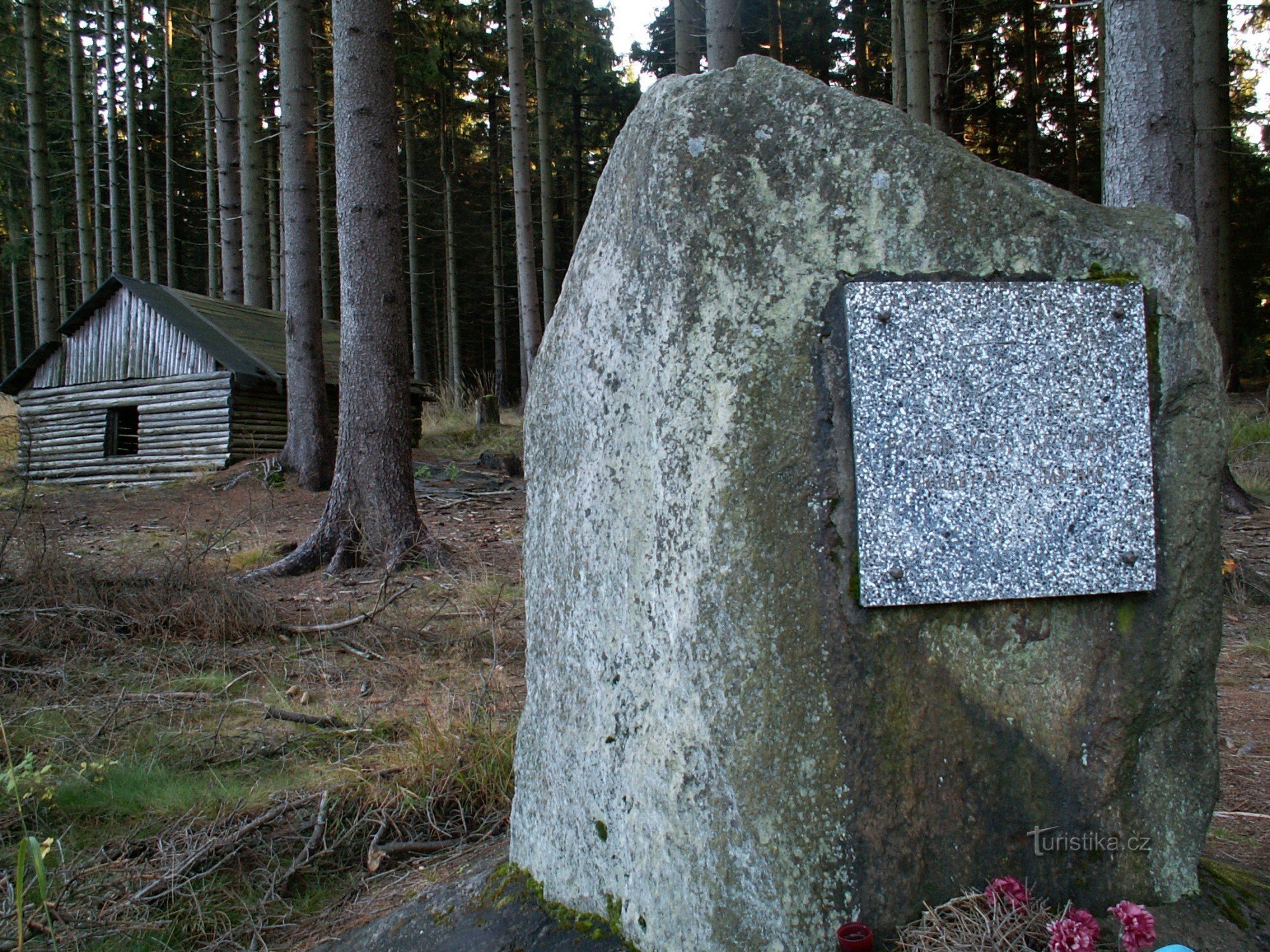 Monument over partisanbrigaden MJ Hus