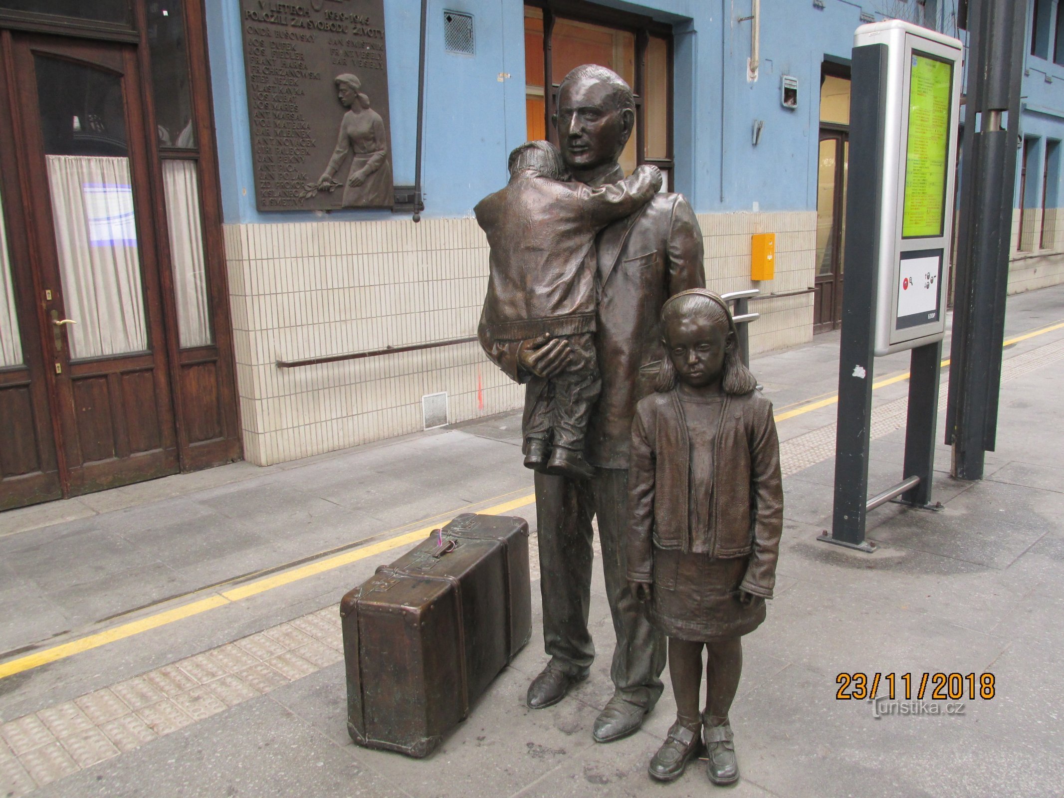 Memorial de despedida e estátua de Nicholas Winton