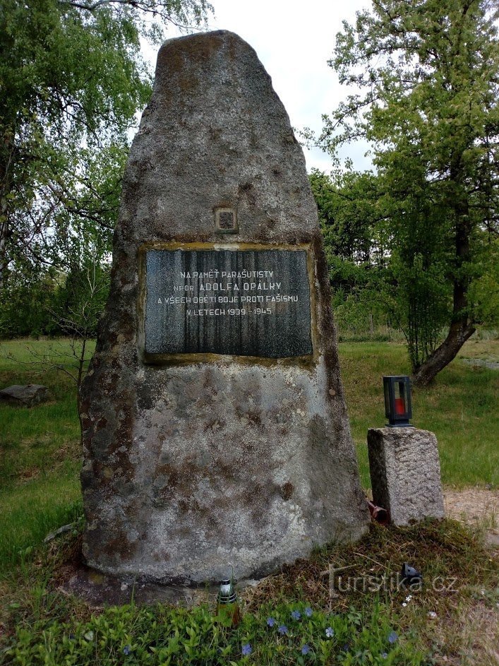 Monument voor de parachutesprong van de Out Distance-groep - Ořechov