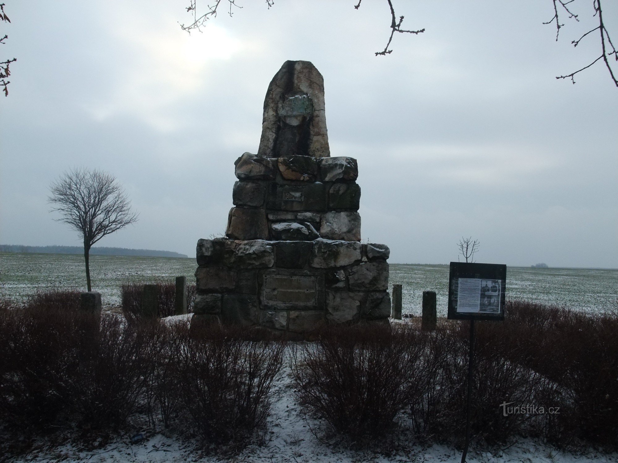 El monumento a la reunión de los tres soberanos cerca del pueblo de Vraný