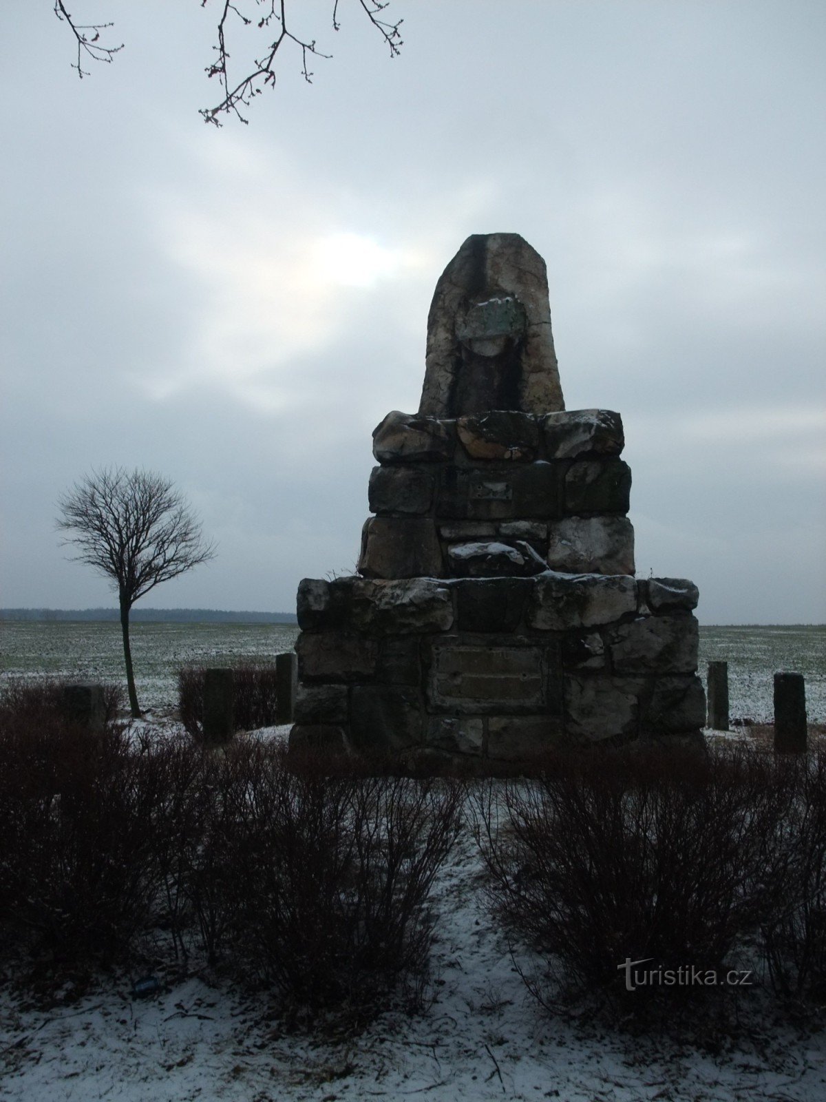 O monumento ao encontro dos três soberanos perto da aldeia de Vraný