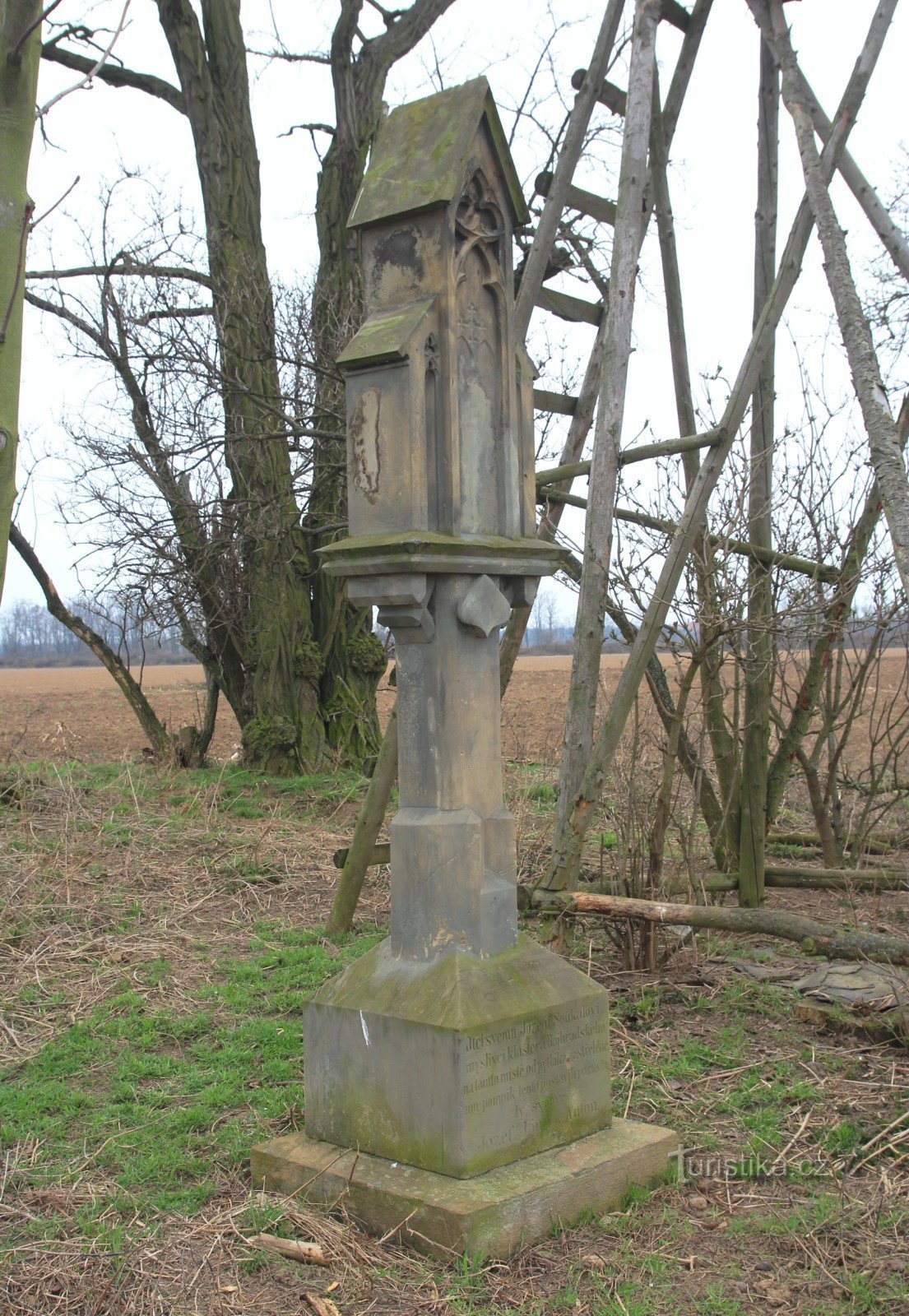 Het standbeeldmonument bevindt zich in het midden van een kleine trekpleister?