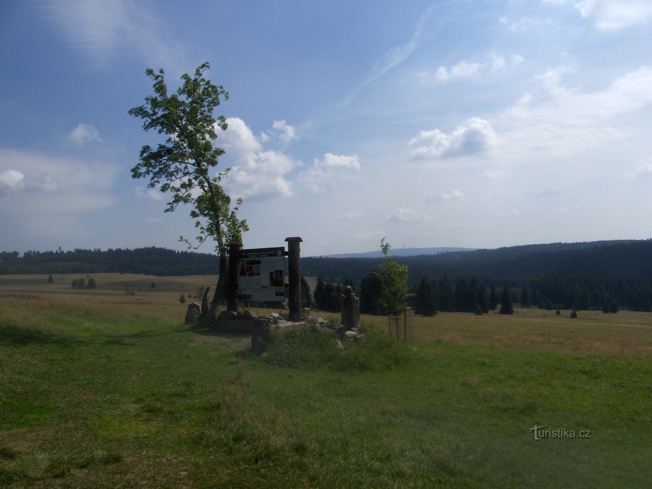 Hvid due tunnel monument.