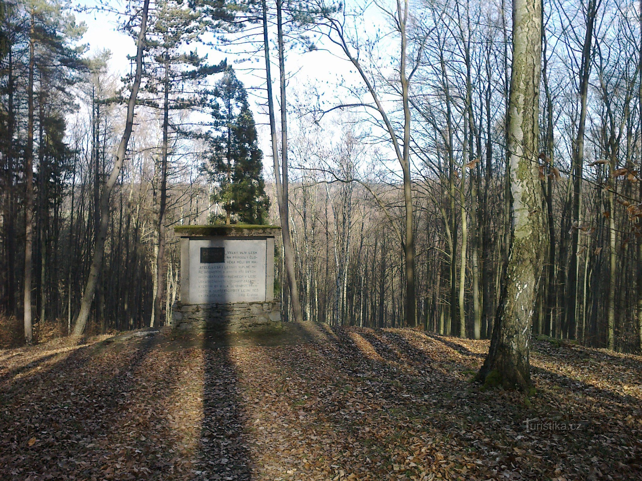 Denkmal fast von der Straße