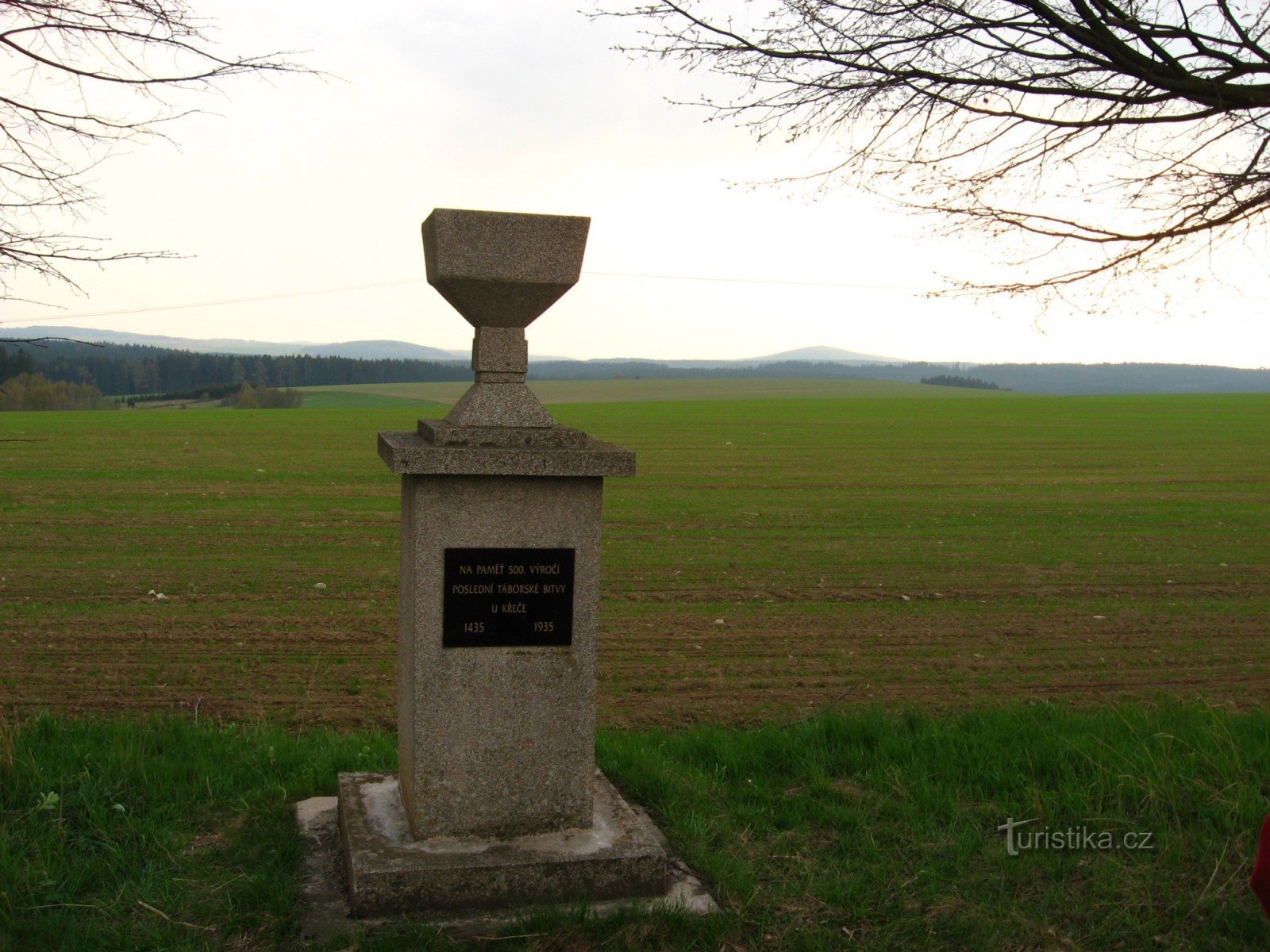 Pomnik w pobliżu Křeč