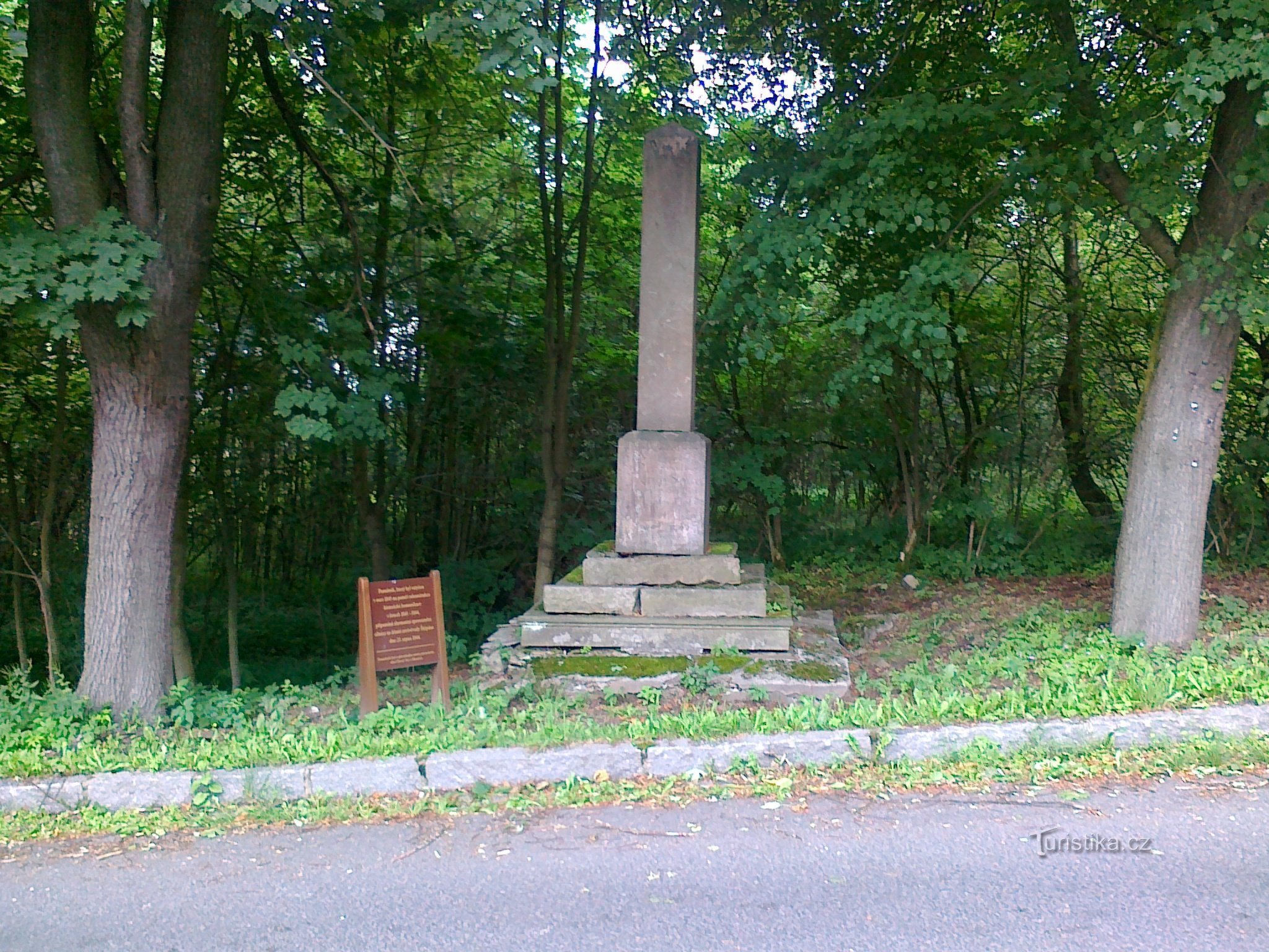 Mníšek 的纪念碑。