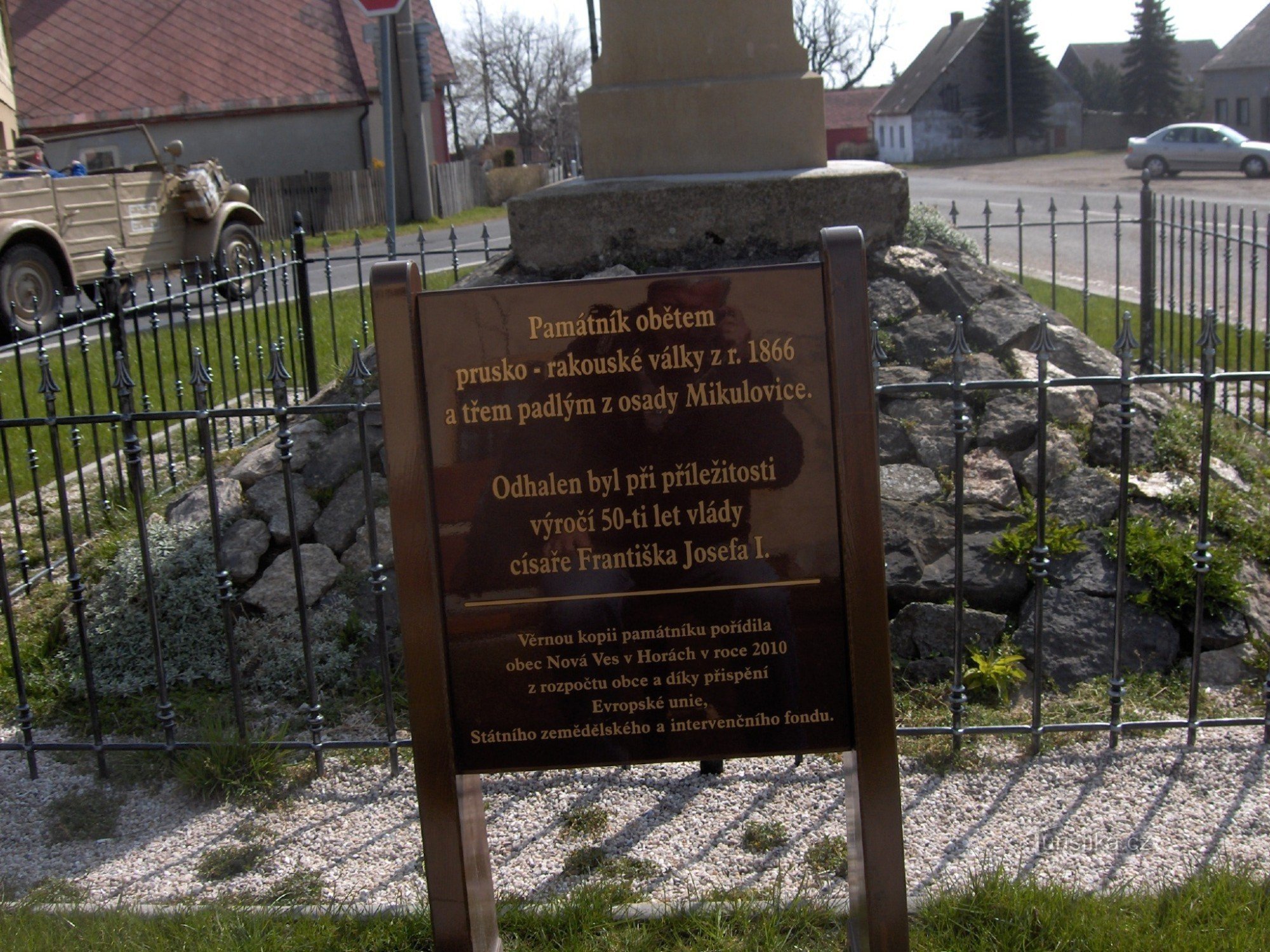 Muistomerkki Nová Vesissä vuoristossa