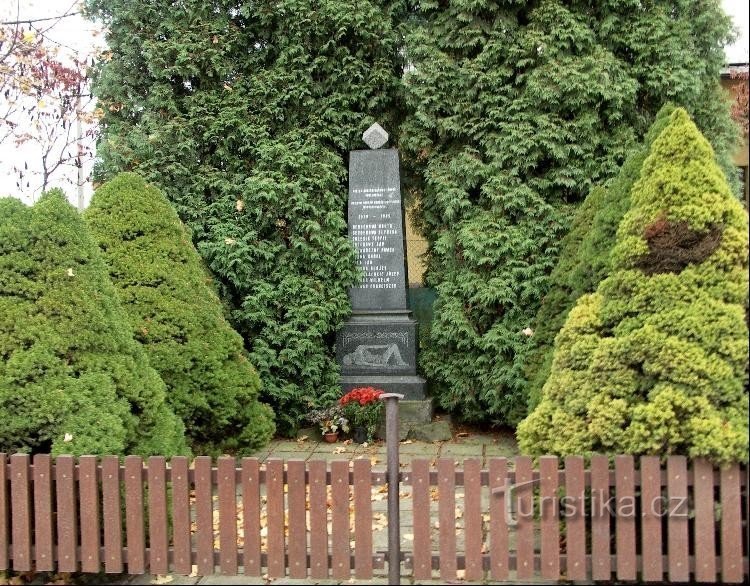 Monument dans le village