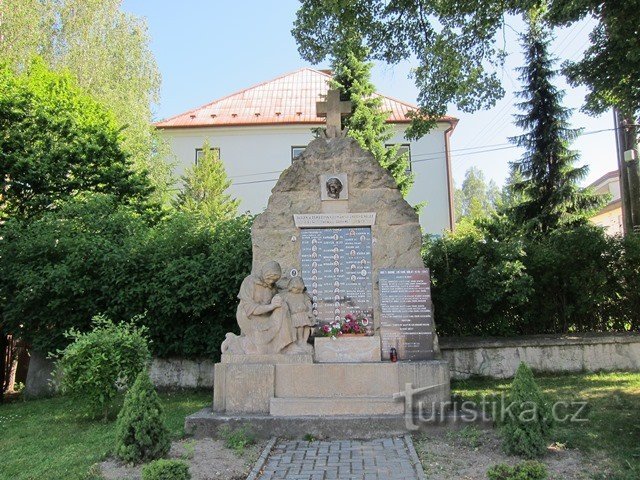 Das Denkmal in Slušovice mit den Namen der Gefallenen aus Veselá, Březová, Hrobice und Neobuzi