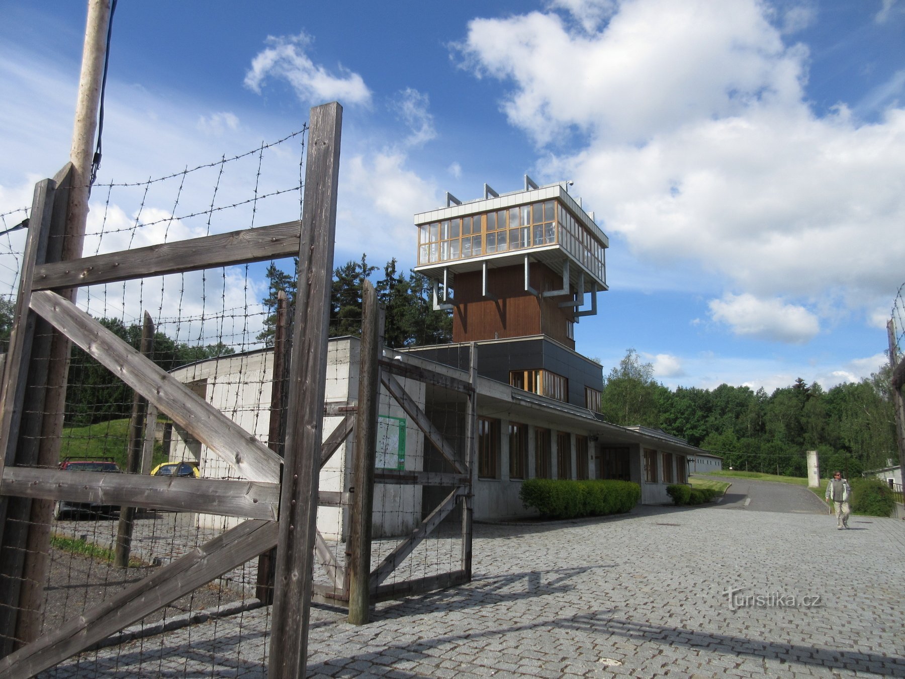 Het oorlogsmonument Lešetice met een uitkijktoren