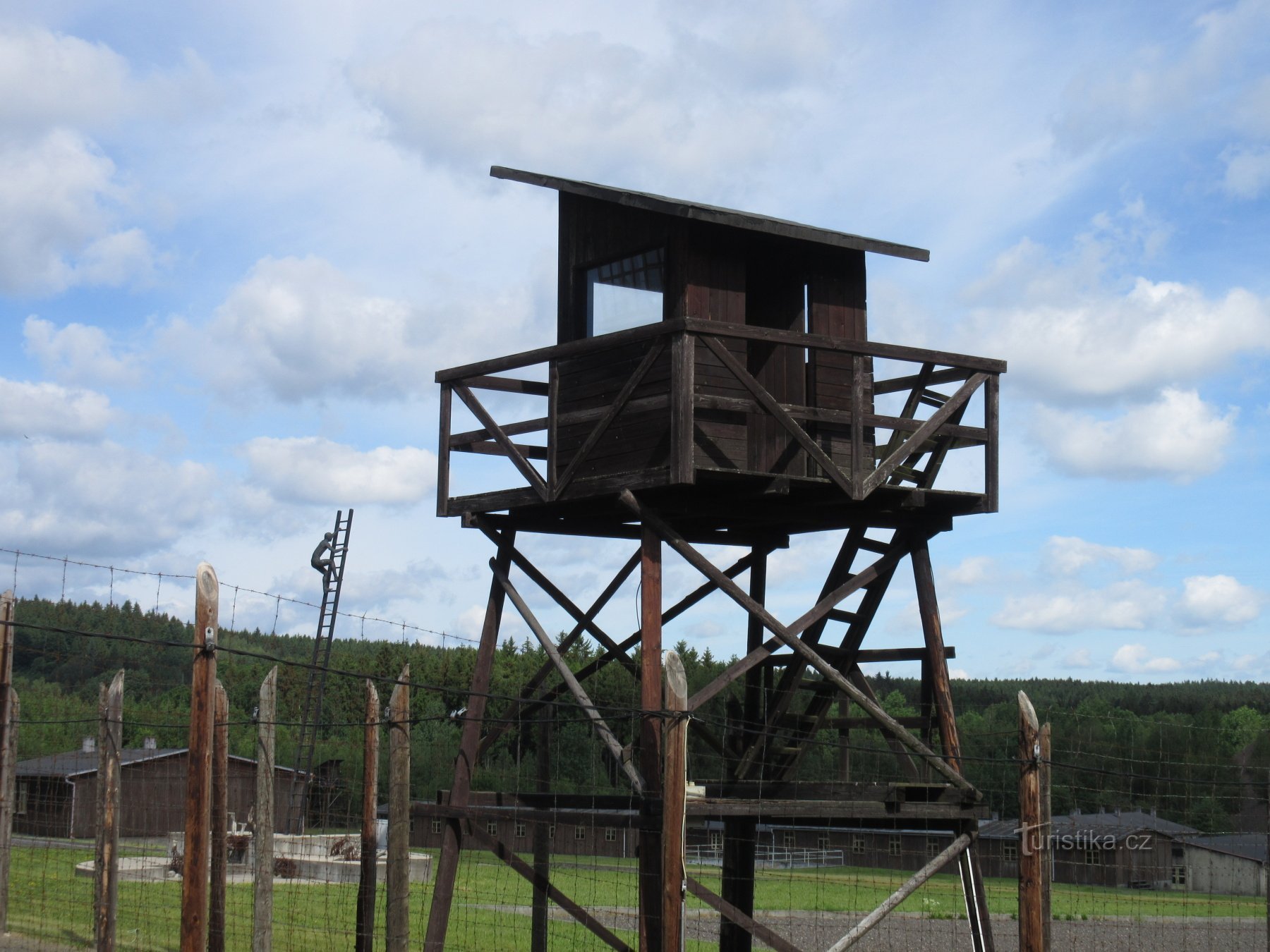 Le mémorial de guerre de Lešetice avec une tour d'observation