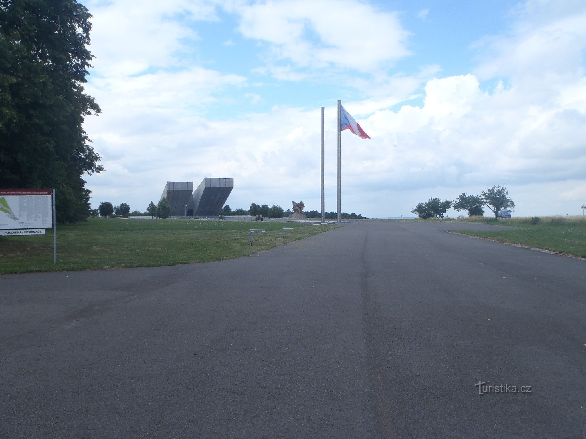 Monument de loin