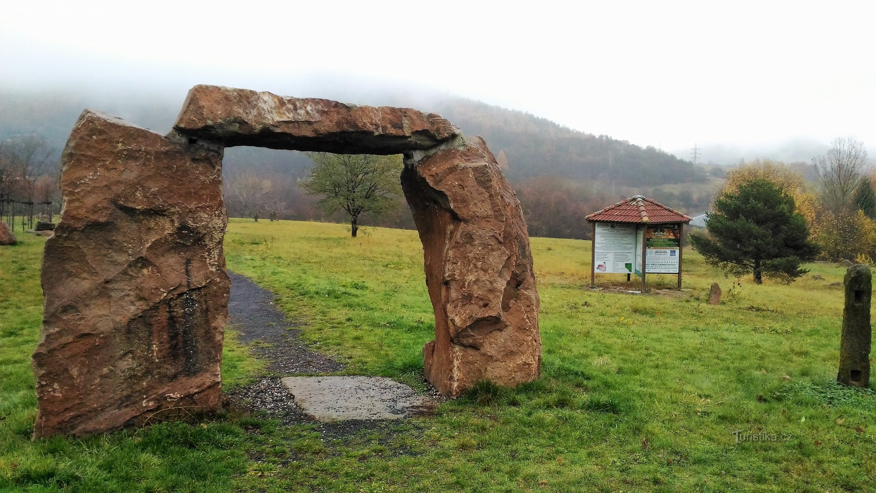 Denkmal für untergegangene Dörfer in Perštejn