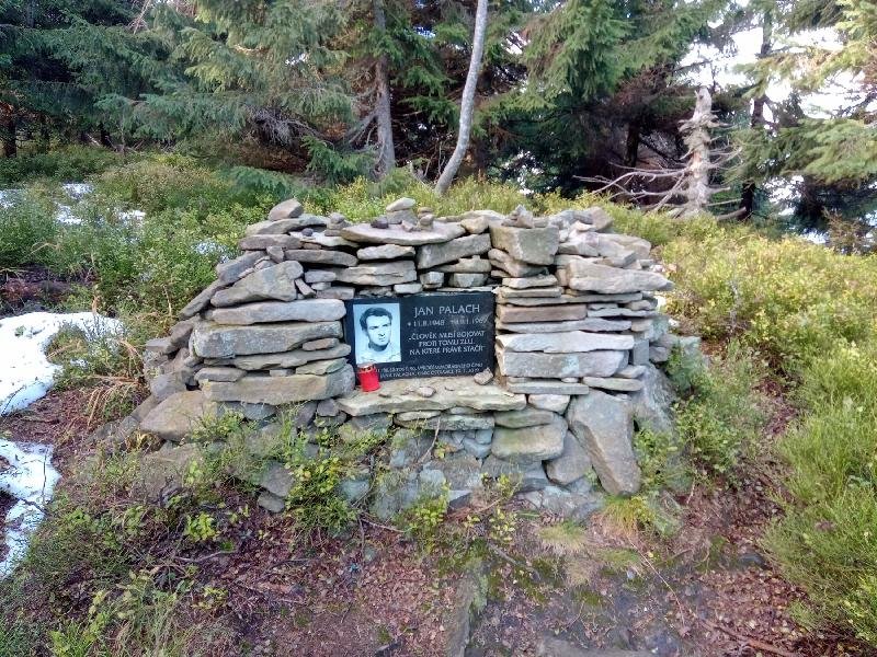 památníky Jana Palacha a Johna Lennona na Smrku
