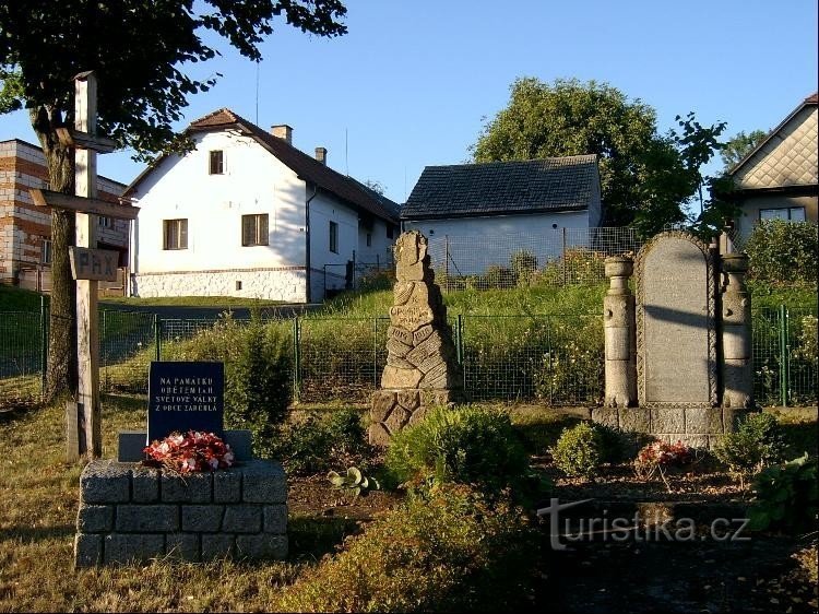 památníky obětem válek: Dne 31.10.1941 byla obec německými okupanty vysídlena, s