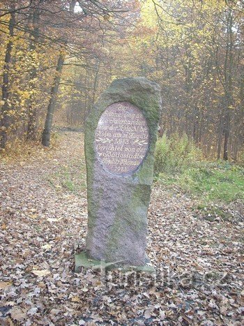 Piedra conmemorativa de Napoleón bajo Doubravka