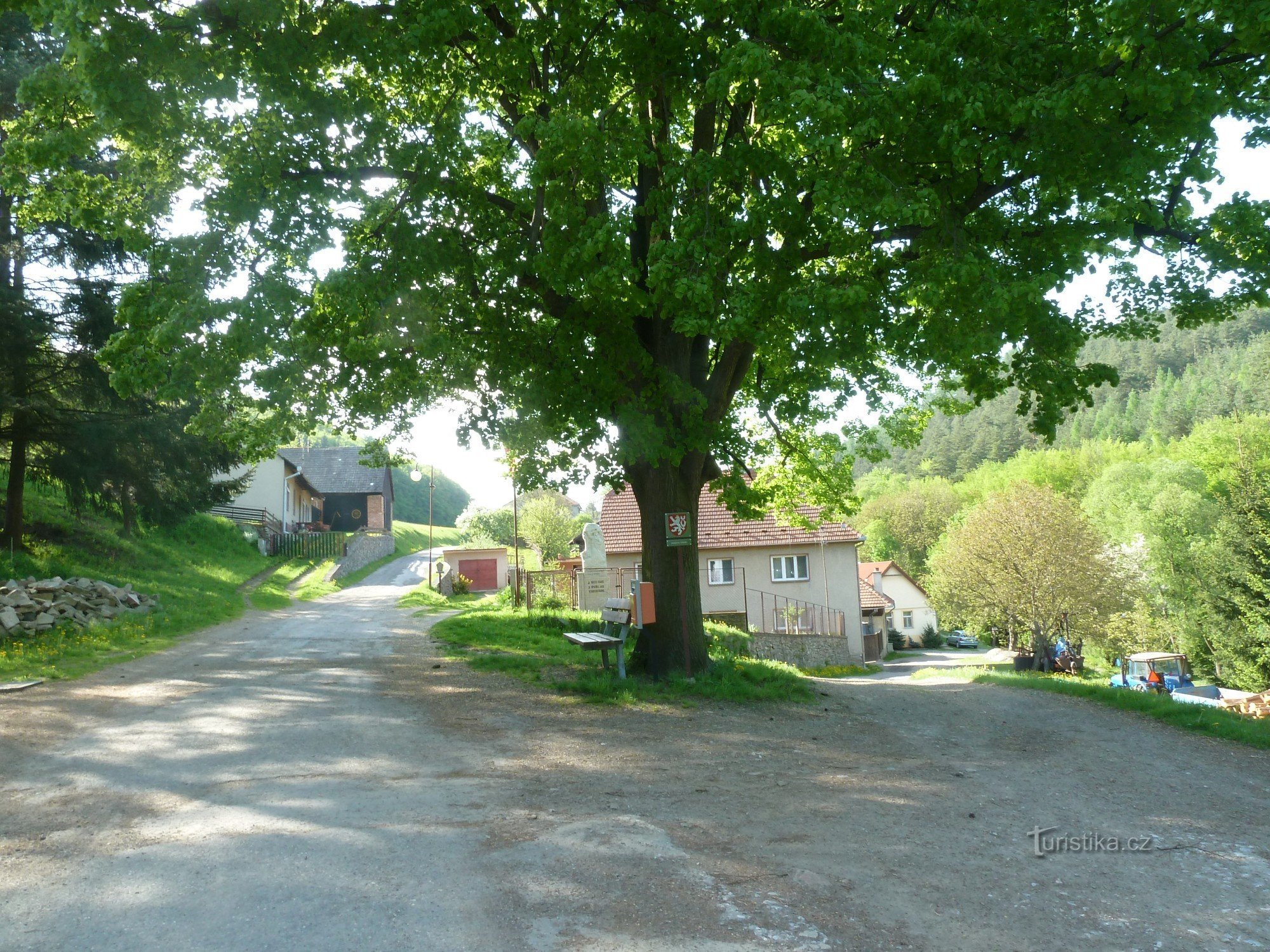 arbre commémoratif dans le village de Zahrady