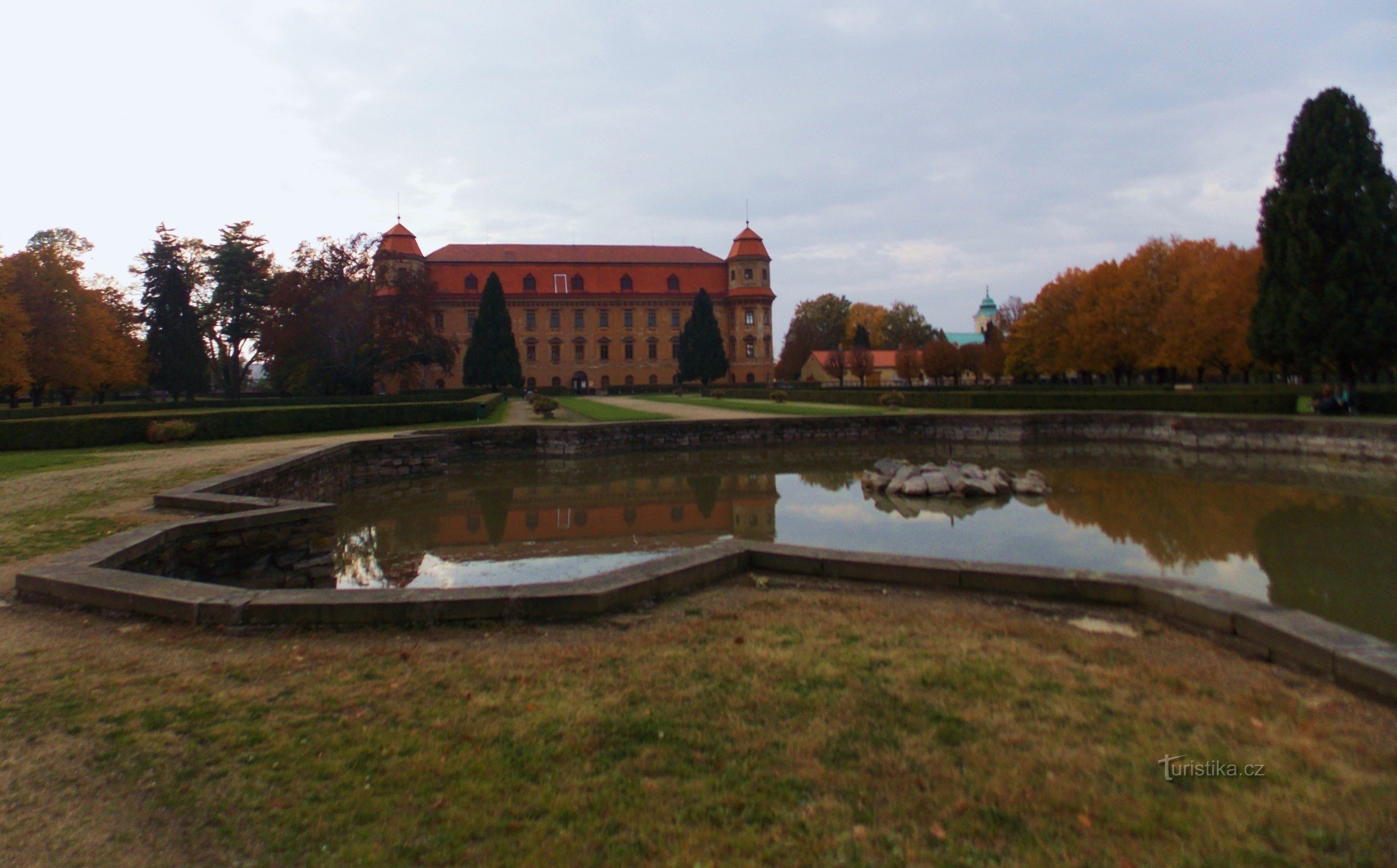 Herdenkingsboom voor het kasteel in Holešov
