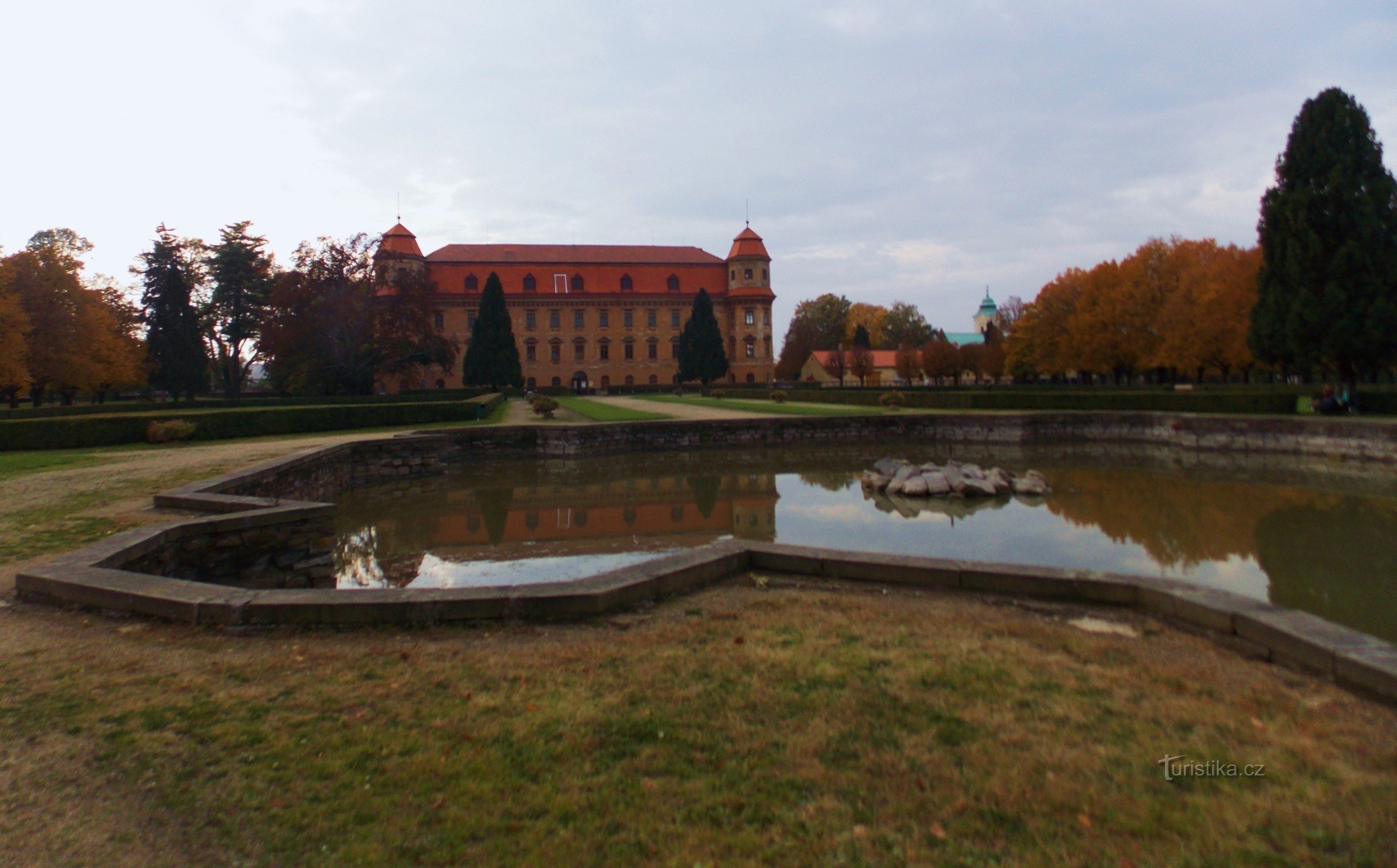 Mindetræ foran slottet i Holešov